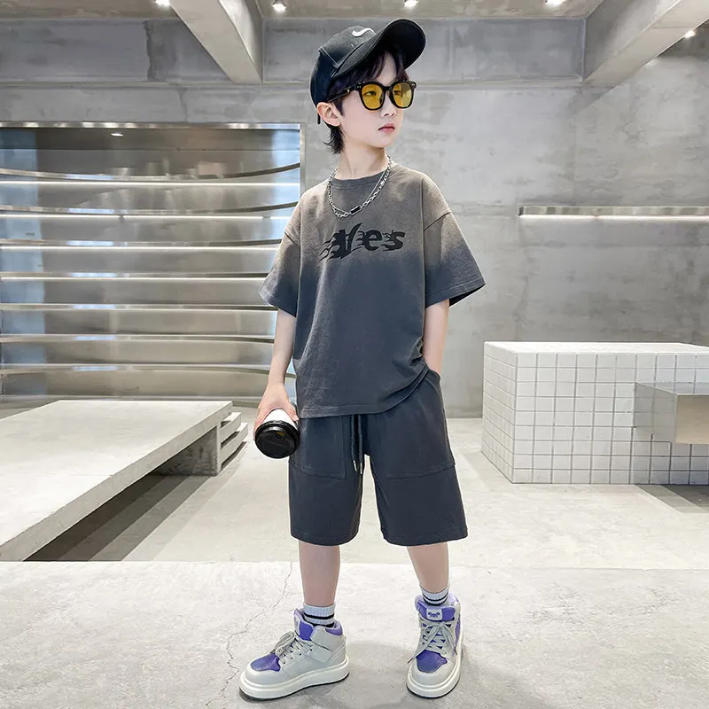 Корейский Детский костюм для мальчиков 2023, Летний Модный Комплект серого Цвета с градиентом, Одежда Для мальчиков-подростков, Хлопковый Вязаный Топ + Шорты, Наряды из 2 предметов Изображение 2